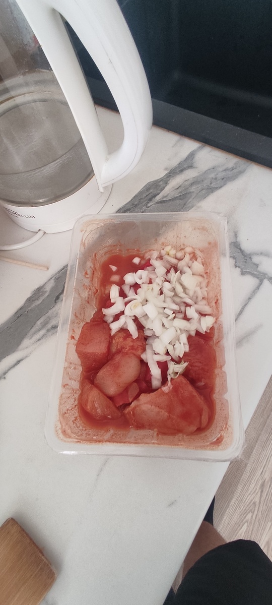 Заранее сделал в маринаде из чеснока, красного перца, и томатной пасты с водой.