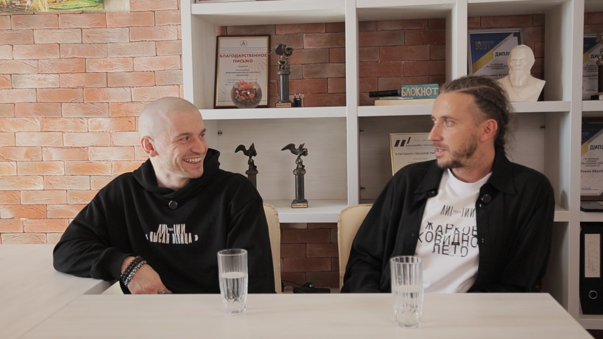 Спектакль «Морфий». Фото из социальных сетей театраО сложностях в жизни «Линий» , почему камерная сцена ближе зрителю и в чем сила искусства, «Блокнот Ростов» поговорил с режиссером Андреем Бахаревым и директором и учредителем театра Сергеем Зуевым.  
 
 
  С чего началась ваша работа в «Линиях»? Что было для вас самым сложным? 
 
 – Началось все с Донской, где мы сделали наш первый спектакль «Морфий». Потом, через несколько лет, плавным образом это перетекло в то, что мы приобрели здание, в котором открылся театр «Линии», и там мы начали работать. Самым сложным? Не знаю, не сложно, когда нравится. Иногда бывает, конечно, трудно, но я бы не оставался, если бы мне было бы сложно, – рассказал Андрей Бахарев.  
 
 – Самое сложное – это работать с конфликтными зрителями. У нас есть театральный этикет, который предусматривает закрытие двери в момент начала спектакля. Есть зрители, которые опаздывают на 20 минут. Это очень сложно, когды ты развиваешь искусство на свои средства, у нас большая команда людей, которые работают из любви к искусству. Это действительно самое сложное. А вот сам процесс вызывает только вдохновение и радость, – добавил Сергей Зуев.📷
– Проблема в том, что у нас маленький зал. Большинство спектаклей – камерные. И когда вдруг посреди спектакля зритель начинает заходить, он должен найти свое место, сесть, обязательно прокомментирует это. Поэтому мы приняли решение, что мы просто начинаем спектакль и закрываем дверь в театр, не пуская тех, кто опоздал. Часто разборки с такими зрителям происходят. Он начинает разговаривать с тобой, общаться, пытаться выяснить: «Почему не пустили, мы же купили билеты». У меня в эти моменты возникает обида. Отношение такое, будто купили не билет в театр, не билет как путь к тому, чтобы как-то измениться, подумать, что-то сделать для себя. А как будто купили колбасу с хлебом, ты половину колбасы не отдал и зритель начинает возмущаться: «Отдайте половину колбасы, я же все-таки пришел», – объясняет Андрей.📷
