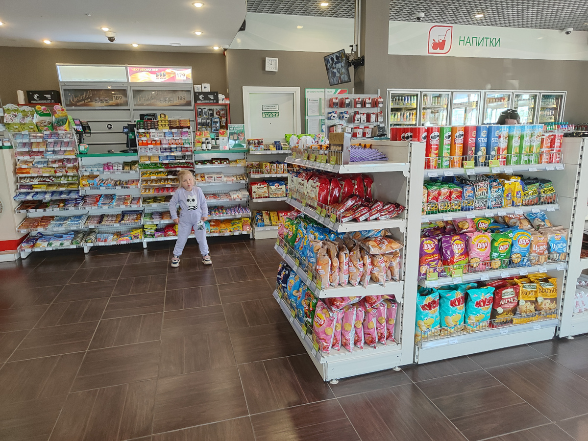 на заправке в дороге.