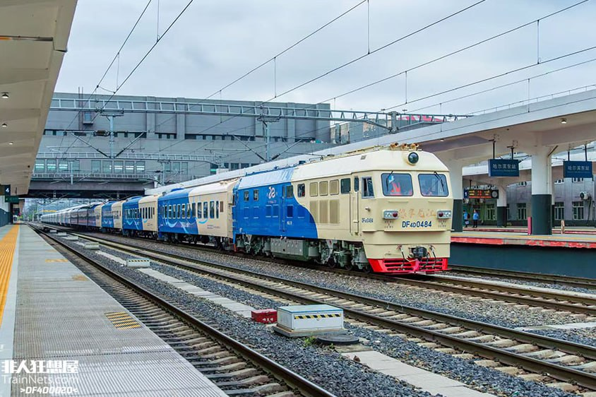 Туристический поезд YINLV от CRRC для провинции Хэйлунцзян. Источник: DF4D0020/TrainNets