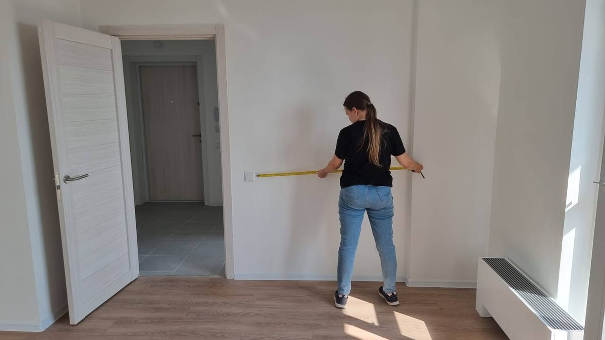 Измеряю ширину под комод)