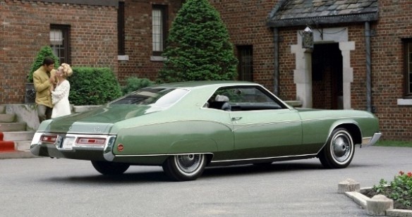 Buick Riviera 1970 года со своими накладками на крылья и массивным кузовом существенно отличался от классических линий оригинала 1963 года.