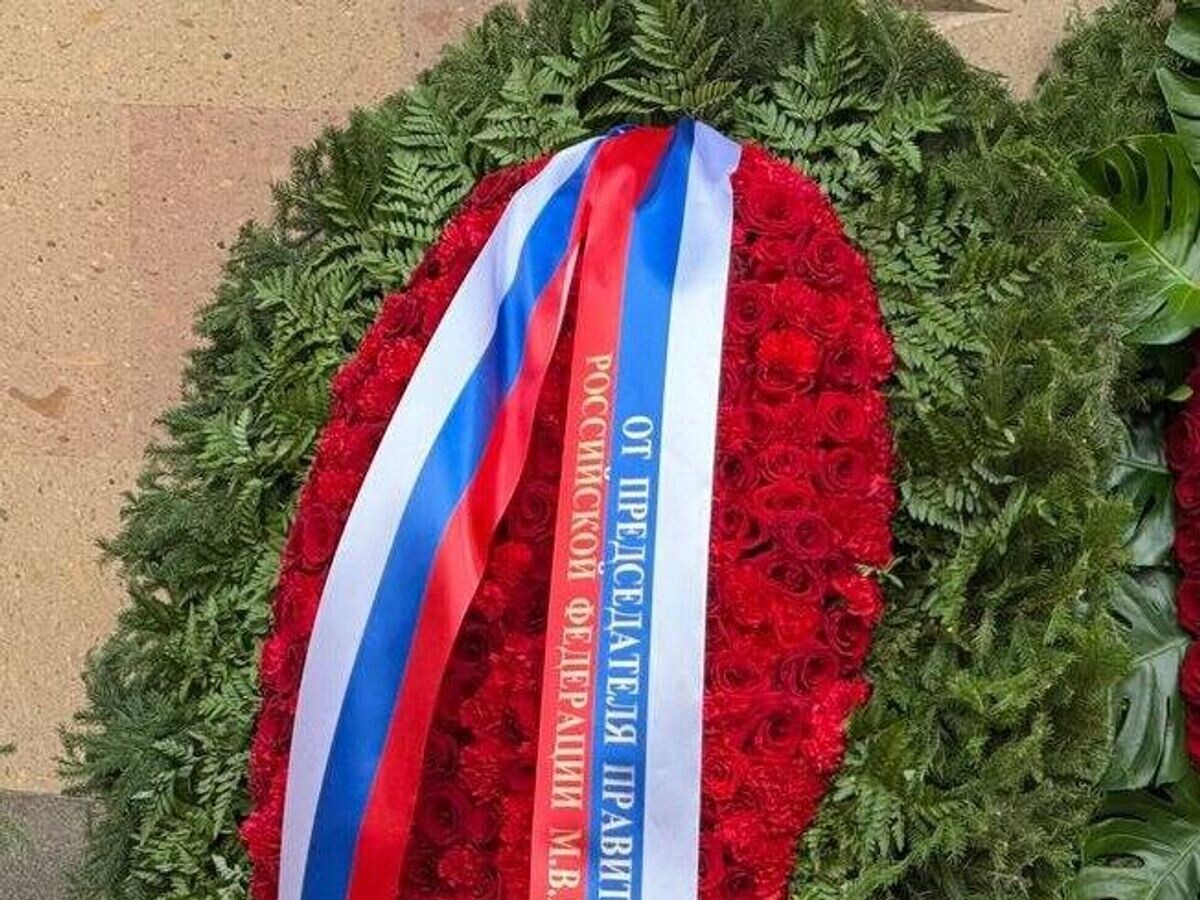    Председатель правительства РФ Михаил Мишустин направил венок на церемонию прощания с режиссером, теле- и радиоведущим Тиграном Кеосаяном© РИА Новости