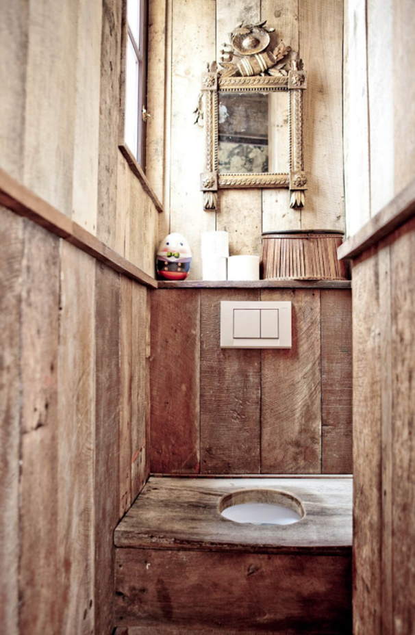 Видно, что в дырке не яма, а обычный фаянсовый унитаз, да и кнопки слива заметны