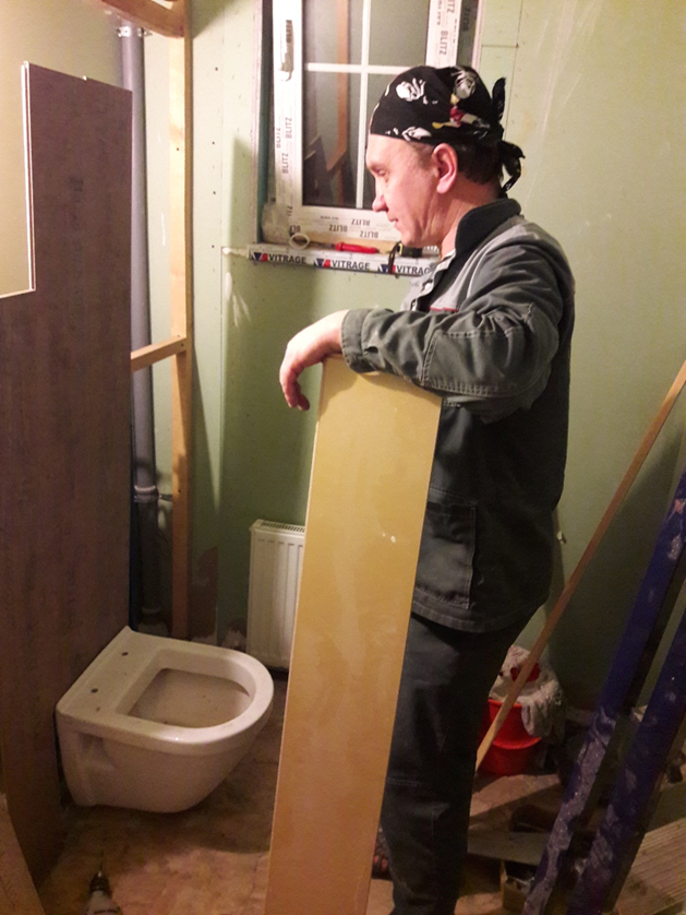 Муж сражается со стеной