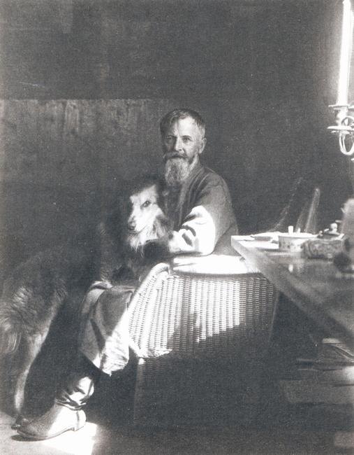 Константин Коровин с собакой, фотография 1933 г. Париж. Источник: сайт kkorovin.ru