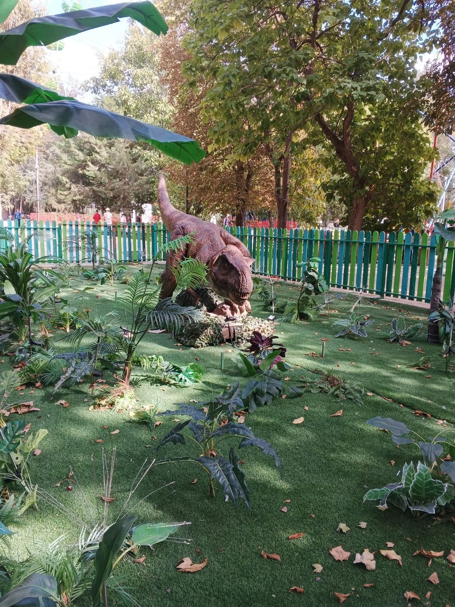 Вот он, динозавр, наблюдает. Фото Галины Малышевой.