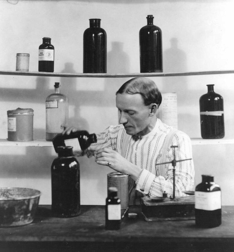 Чарльз Мэллори Хэтфилд (15 июля 1875 — 12 января 1958) — американский предприниматель, который утверждал, что открыл химическую формулу, способную вызывать дождь. Хэтфилд называл себя «ускорителем увлажнения».