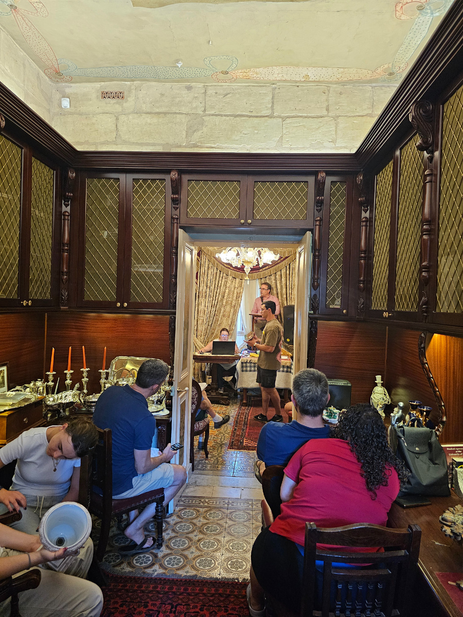 А этим покупателям места в основном помещении не хватило