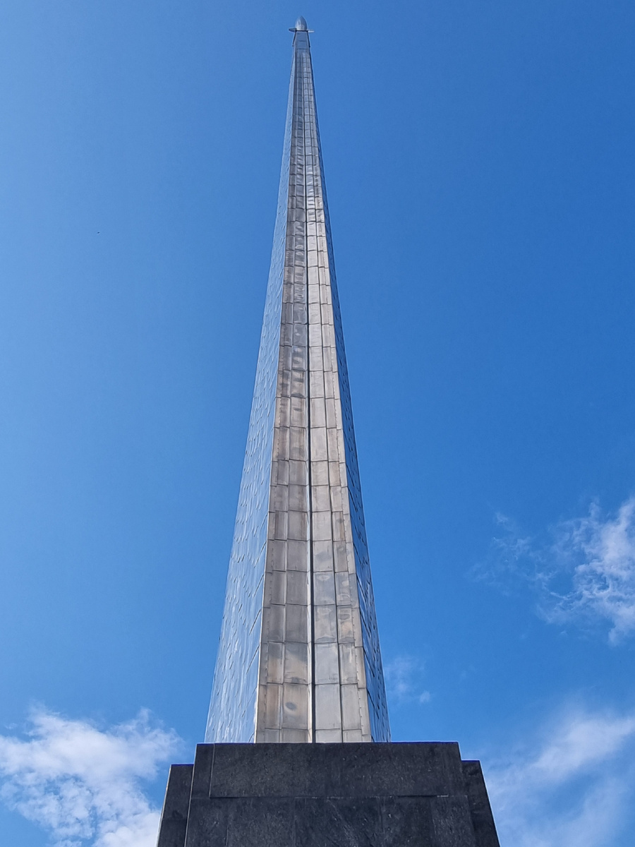 Памятник Покорителям космоса. ВДНХ. Фото автора статьи.