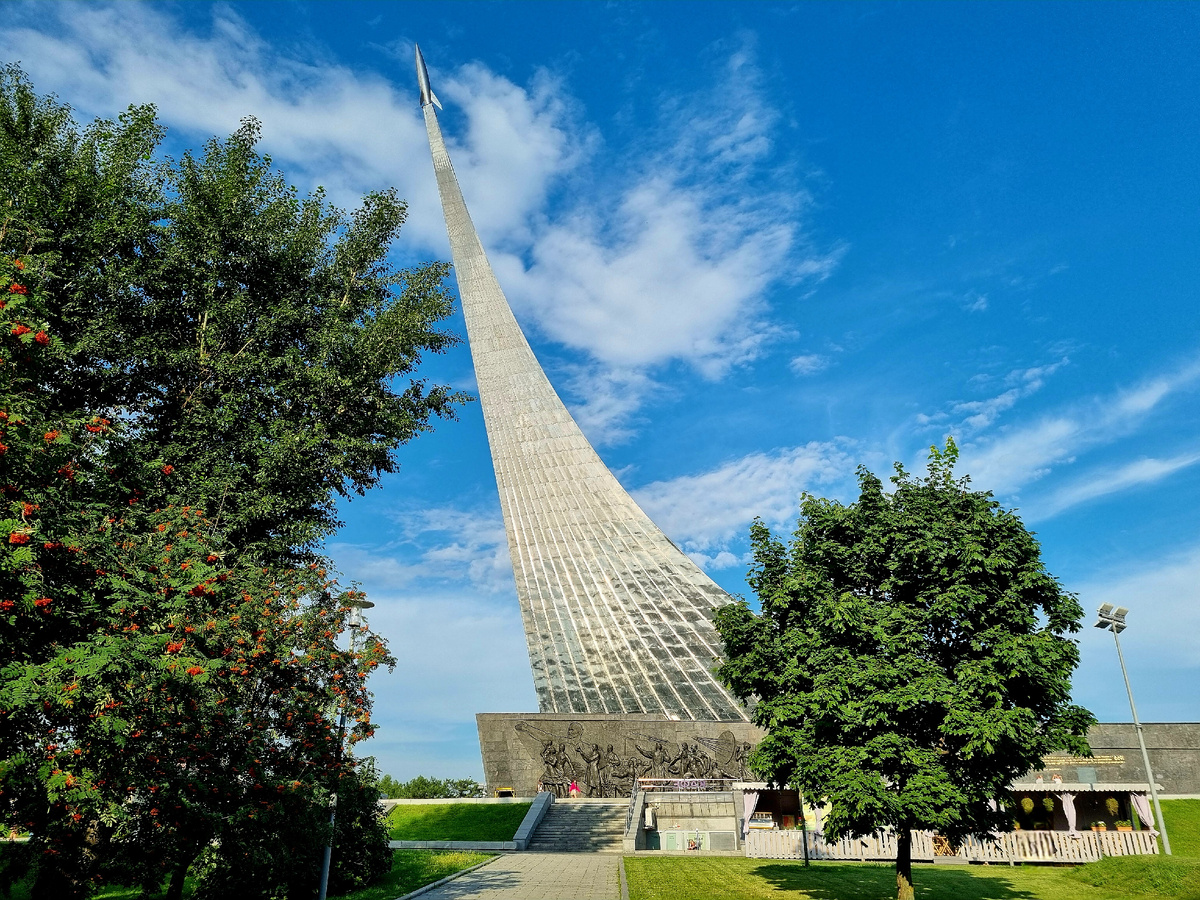 Памятник Покорителям космоса. ВДНХ. Фото автора статьи.