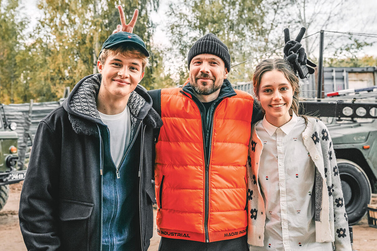    Алексей Чадов с Леоном Кемстачем и Александрой Тихоновой на съемках фильма «(Не)искусственный интеллект». 2025 г. кинокомпания СТВ