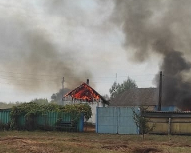     В хуторе Курской области огонь охватил 4 жилых дома