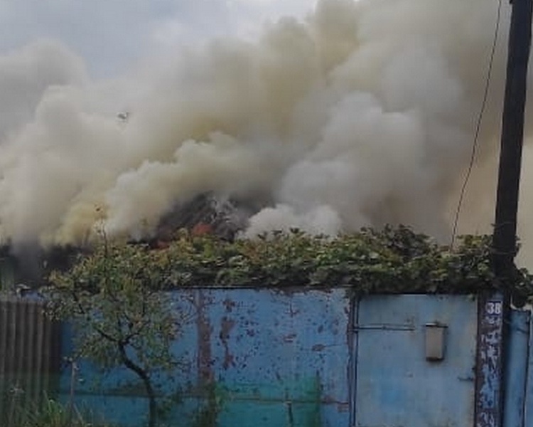     Три дома уничтожены пожаром в хуторе Угол Курской области