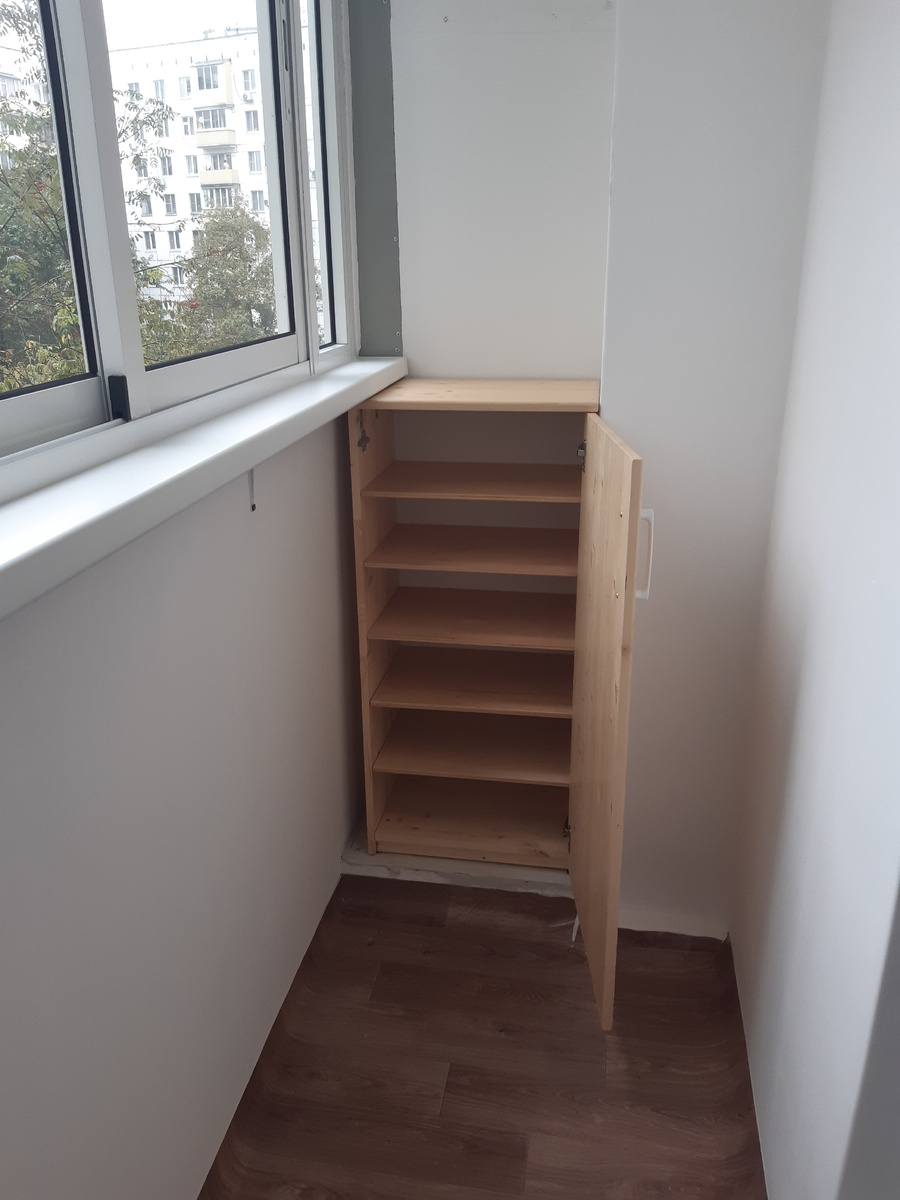 Комод в открытом состоянии с полками внутри