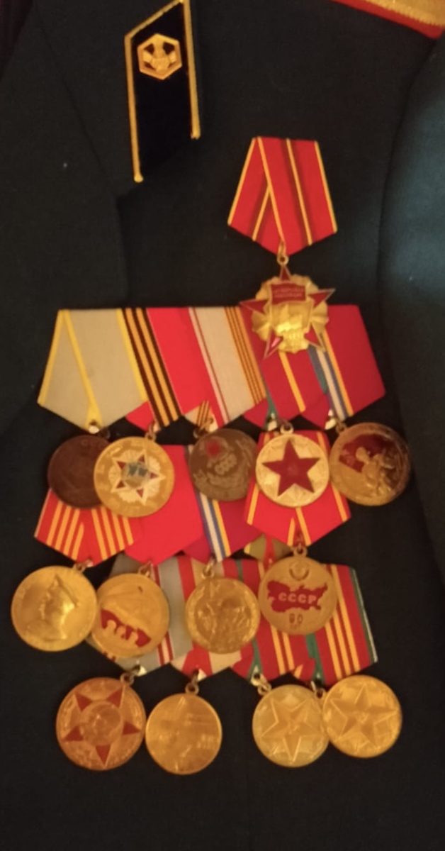 Медали отца на его парадном кителе 