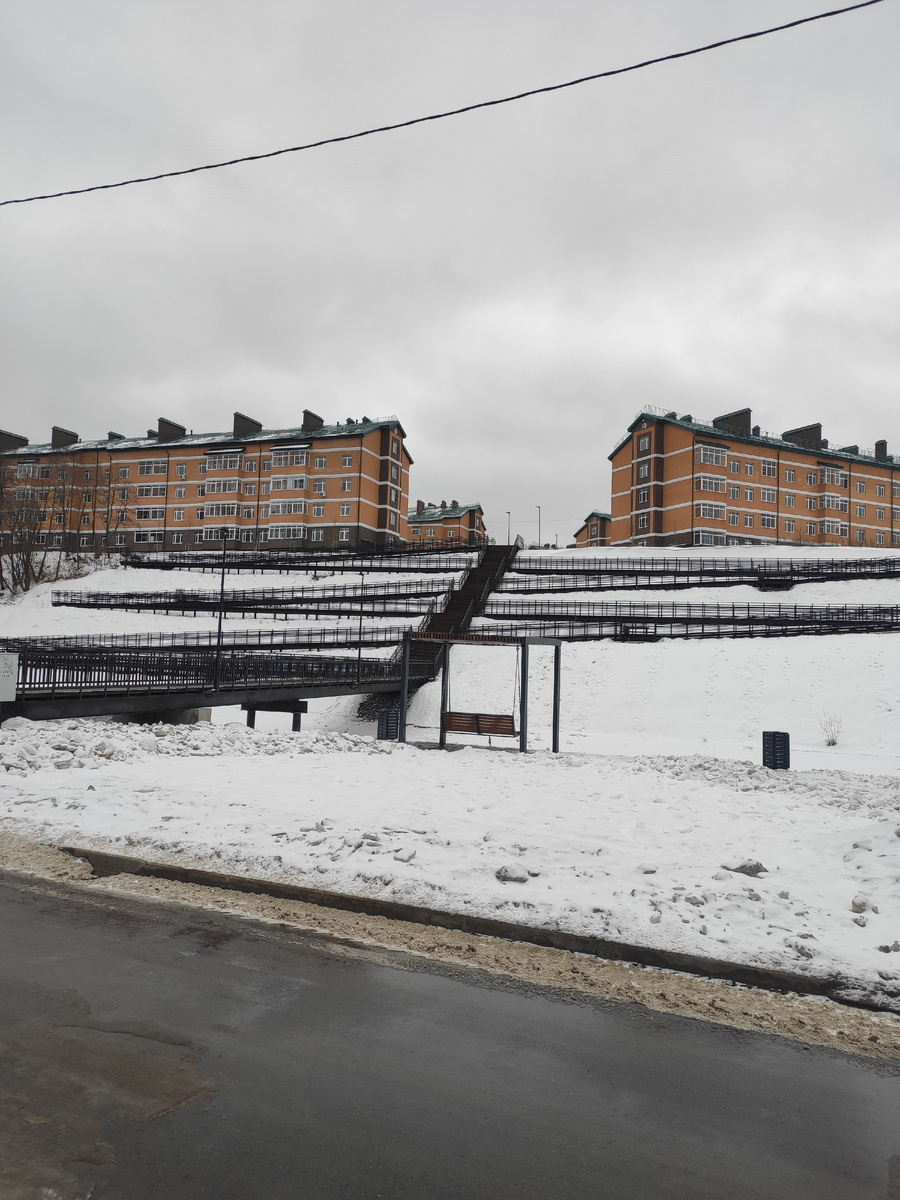 Лестница с пандусом к нашему ЖК. Пандус чистят от снега не всегда, и в зимнее время спуститься с коляской не представлялось возможным. 