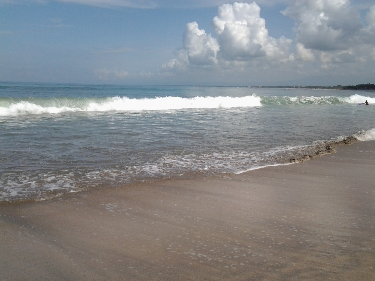 Саша учился "ловить волну" на доске