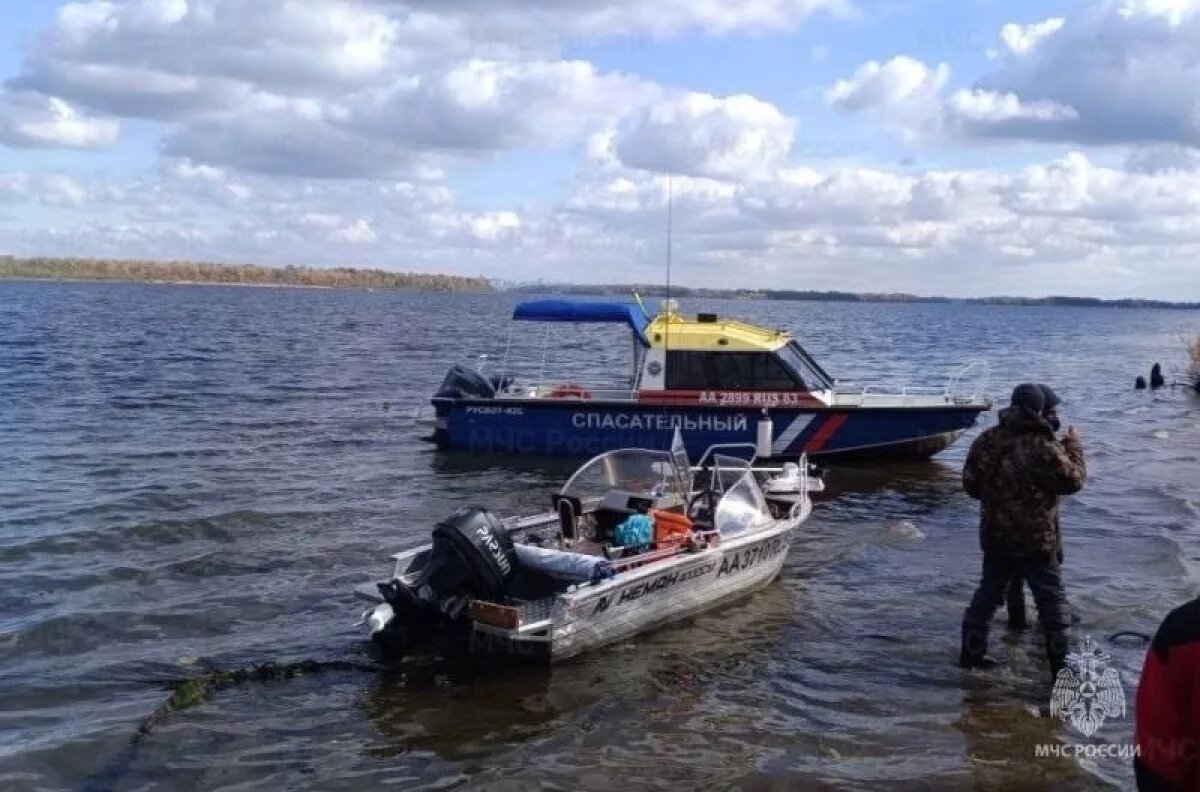    При столкновении баржи и моторной лодки в Самарской области погиб человек