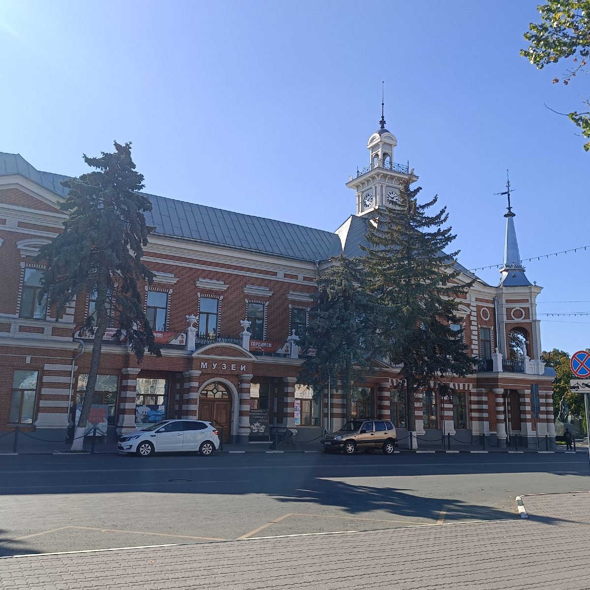 Азовский музей. Часы на башне работают, по-честному звонят каждый час. 