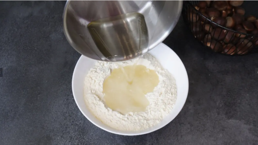 Заливаю муку кипятком и на противень, вкуснятина необыкновенная. Всегда так делаю и Вам... советую