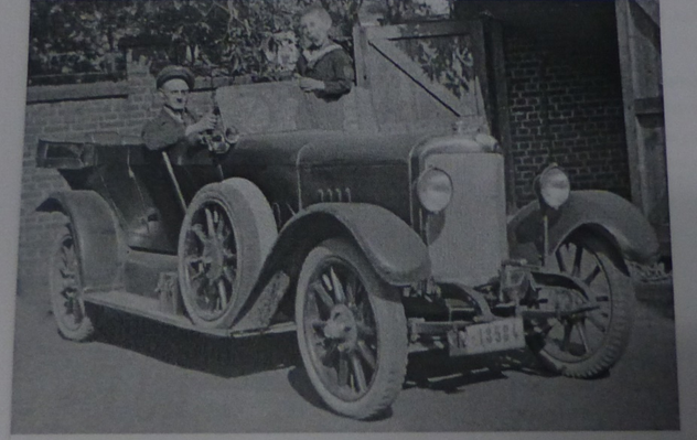 «Selve» Typ 6/20PS, Интересный момент, рычаг ручного тормоза вынесен за корпус, что есть устаревшее решение.