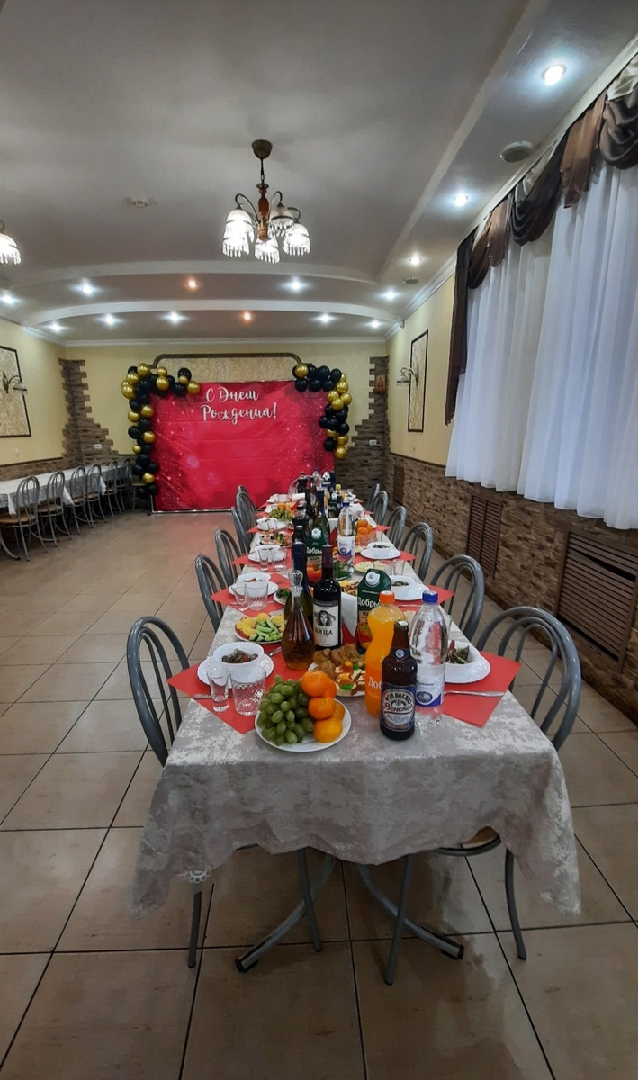 Шарики на баннере мы с сестрой с утра вчера надували и вешали