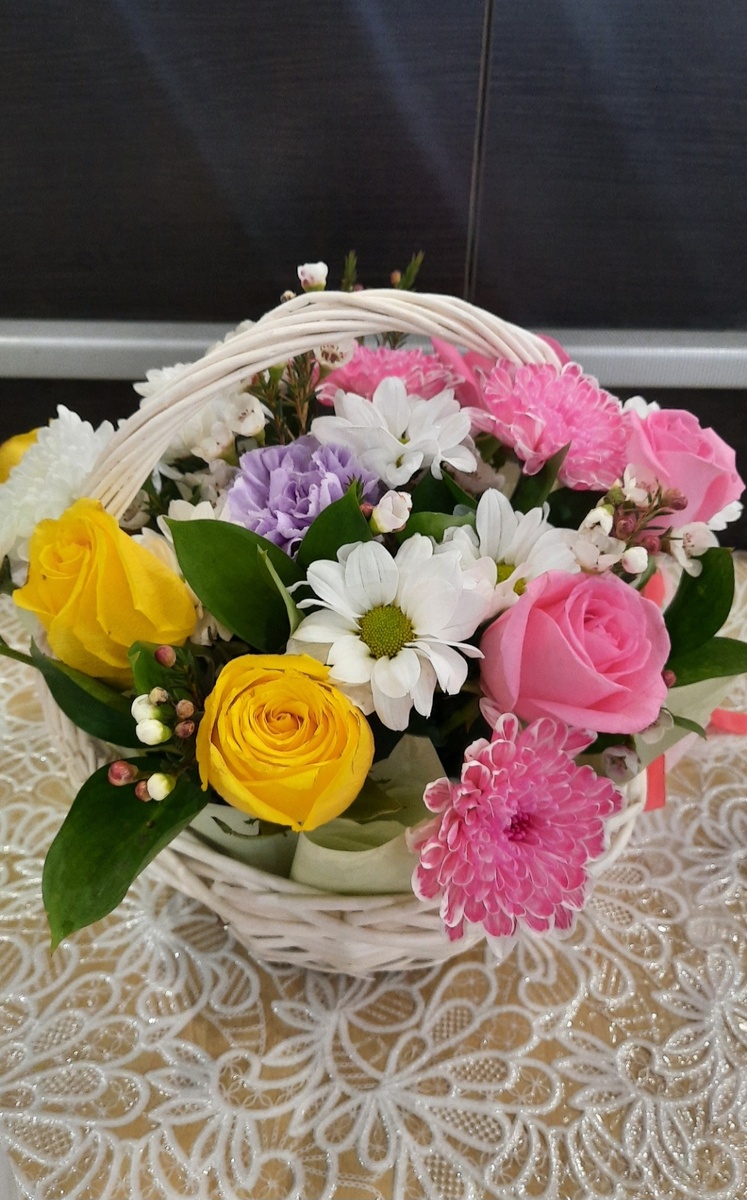 А я сестре цветы в день рождения подарила, а вчера только с подарком пришли (денежным в конверте) 