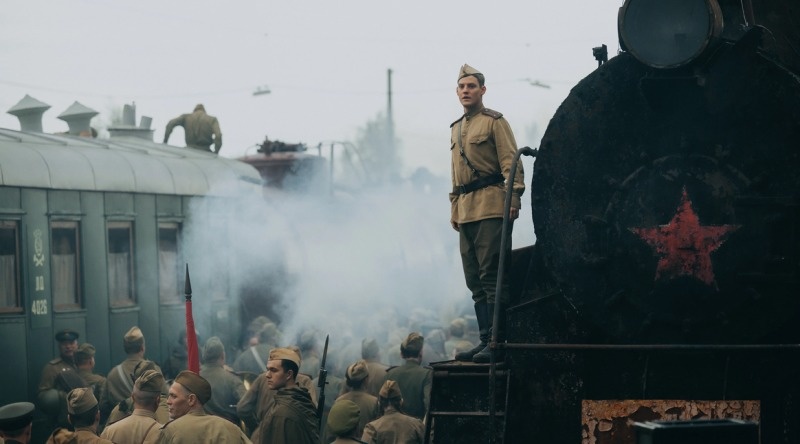 Кадр из фильма "Август", реж. Никита Высоцкий, Илья Лебедев, 2025, 16+