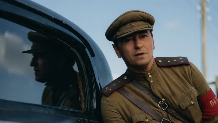 Кадр из фильма "Август", реж. Никита Высоцкий, Илья Лебедев, 2025, 16+