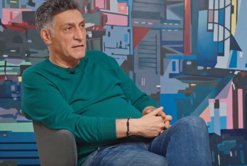 Маргарита Симоньян встала на колени перед гробом Тиграна Кеосаяна