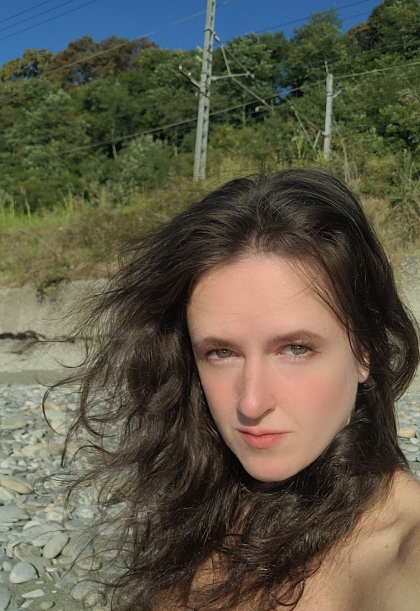 Меня зовут Ксения, я автор канала "Принцесса мапуче". Я на пляже