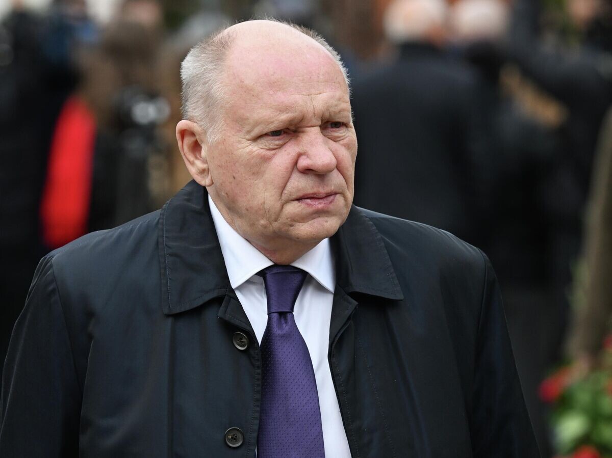    Первый заместитель руководителя администрации президента РФ Алексей Громов перед церемонией прощания с режиссером и телеведущим Тиграном Кеосаяном в армянской церкви Святого креста в Москве© РИА Новости / Максим Блинов