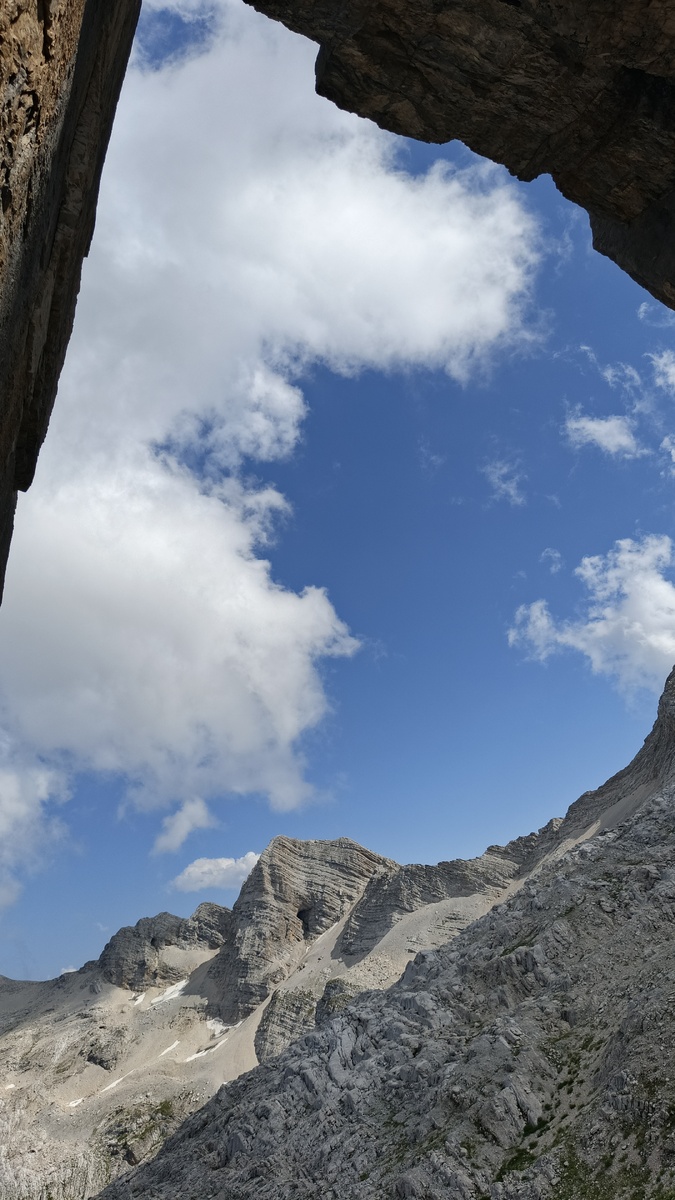 Каменная арка в скальной стене горы Динозавр на подходе к перевалу Дзоу. Август 2025. Фото автора.