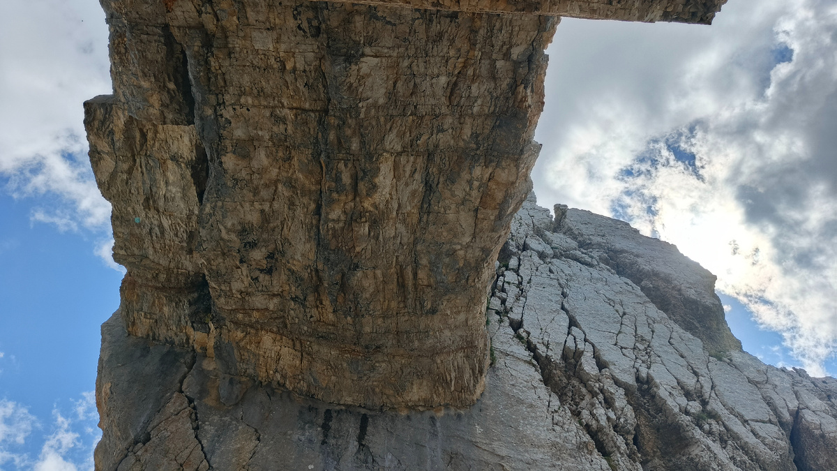 Каменная арка в скальной стене горы Динозавр на подходе к перевалу Дзоу. Август 2025. Фото автора.