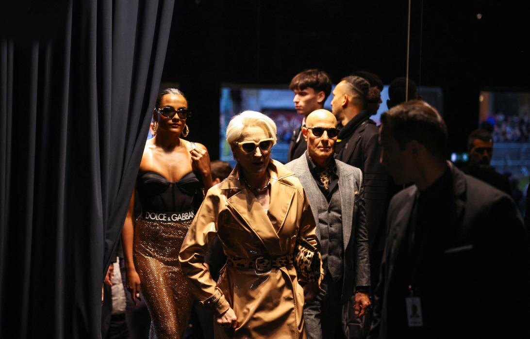 Мэрил Стрип и Стэнли Туччи прибыли на показ коллекции Dolce&Gabbana весна/лето 2026 в рамках Недели моды в Милане, Италия, 27 сентября 2025 года