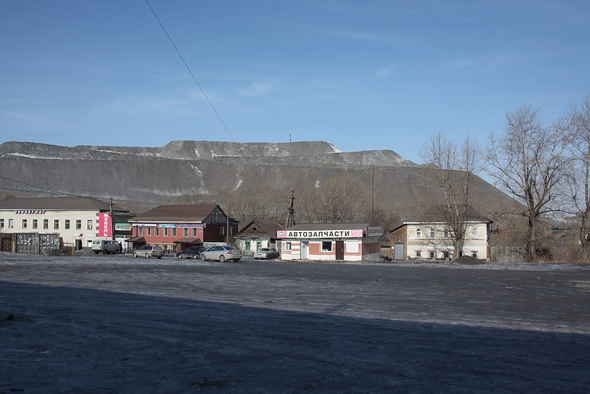 с 1985 год добывают магнезит на месте церкви и села. Ну, не помню я названия городка или города!!! В сетях есть, а я забыла. Но по приметам, что магнезит добывают на месте бывшего поселения с разрушенной церковью найти можно. Я взяла когда-то в сети.