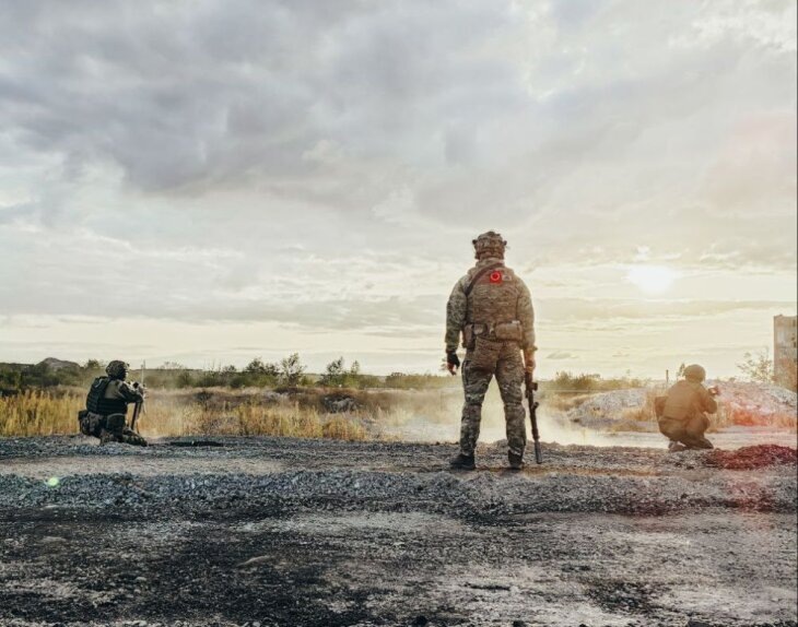     Российские военнослужащие в зоне СВО. Источник: t.me/Tristatridzatri.