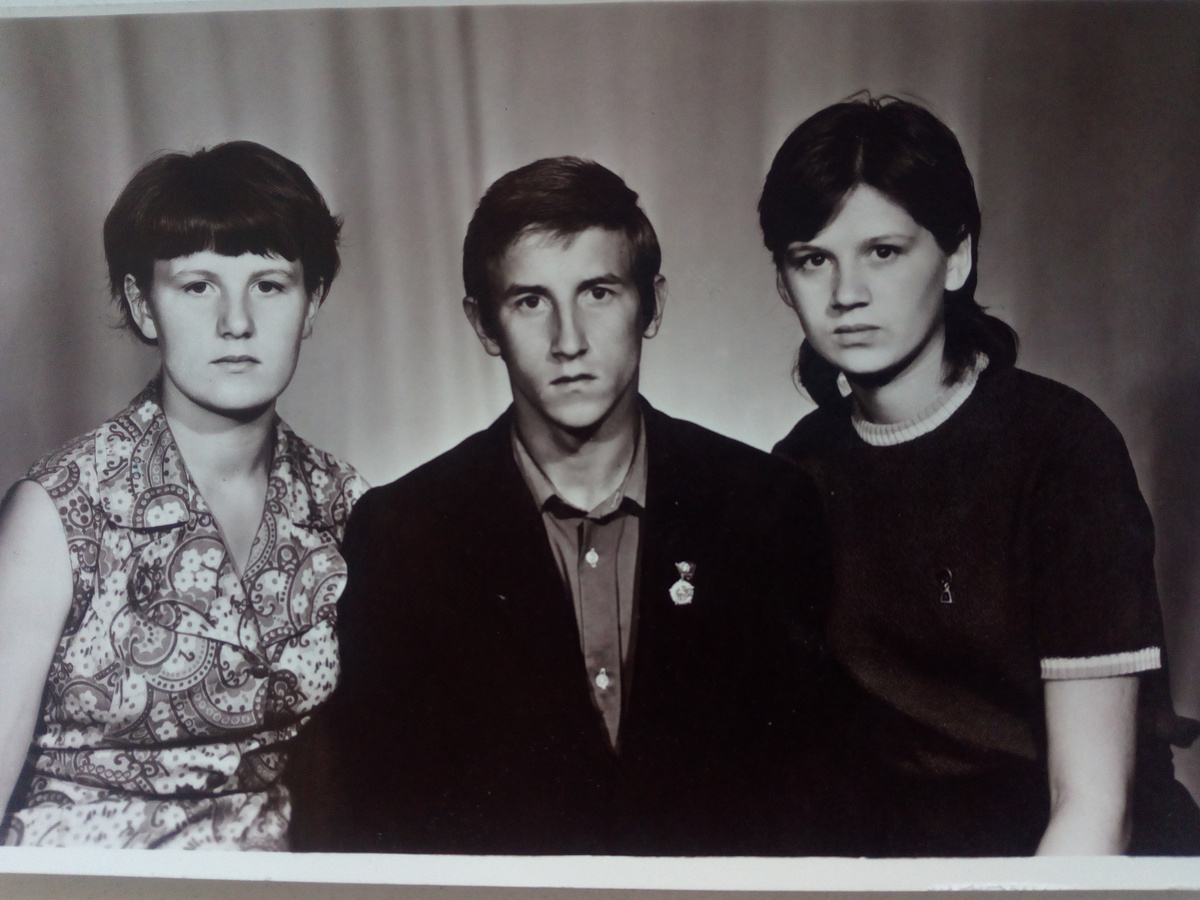 Тома слева, Володя (младший брат) в центре и я справа. Володя тут уходит в Армию. Скорее всего, что это была весна 1974 года. Тома учится на физмате, я на инязе, а Вова не прошел в мореходку во Владивостоке (выбил перед поступлением плечо, гоняя на мотоцикле) и уходит служить на Балтику. ЭЭЭЭХ! Как всё быстро! А теперь Томочка по возрасту среди нас, тех, кто "побежал" дистанцию к 80-ти! Володя еще держится в 70-х.