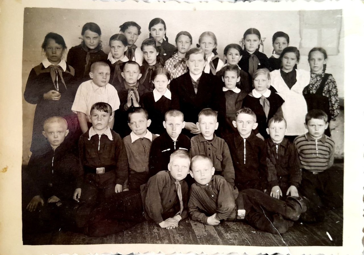 Фото школа СССР из личного архива семьи Суровцевых. Посёлок Лужма Плесецкого района. Школа №1. Первая учительница - Чернокова Валентина Александровна и ученики второго класса: Василий Карпов, Николай Хомко, Сергей Соколов, Анатолий Ломтев, Римма Шастина, Галина Суровцева, (?) Морозова, Нина Романова, Зинаида Кропина, Валерий Лёхов, Геннадий Мучницын, Владимир Кропин, Леонид Туинов, Владимир Бобров, Галина Макарова, (?) Шастина