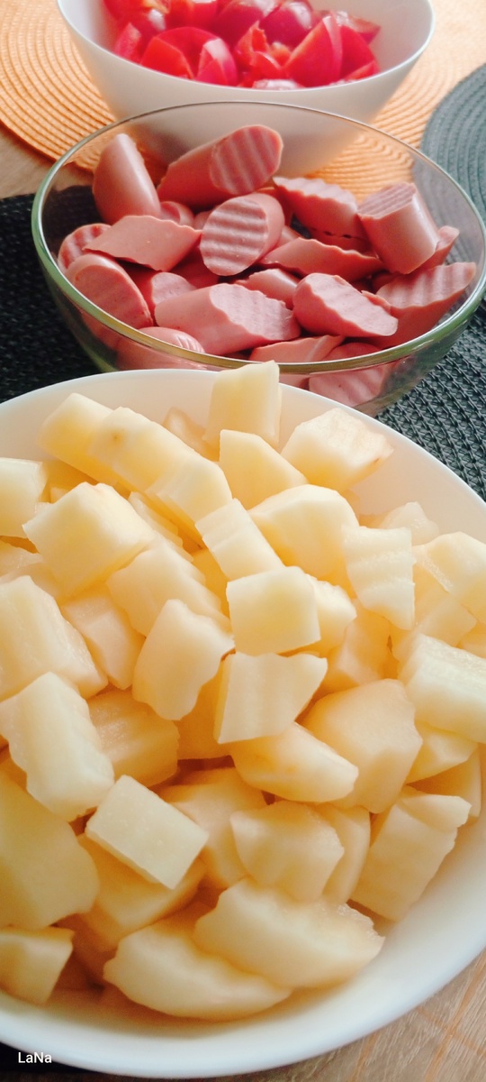 Продукты, помыть, почистить, нарезать, некрупными квадратиками, сосиски кружочками потолще.