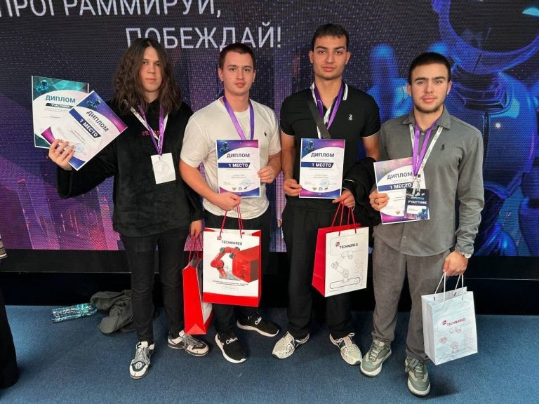    Два золота и два серебра завоевали оренбуржцы на Всероссийском турнире по робототехнике Оренбуржье