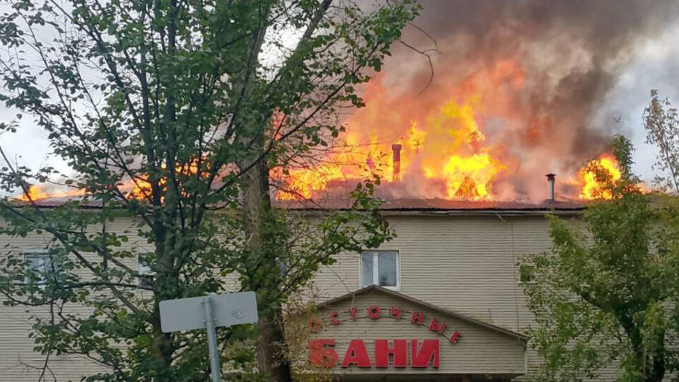     Банный комплекс горит на 300 "квадратах" на востоке Москвы t.me/Москва. Район Восточный.