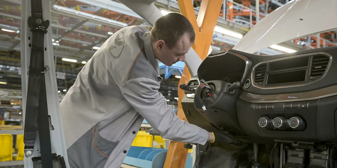 "Собираем ведра с болтами": исповедь сотрудника АвтоВАЗ о том как убивают Lada, рекордно низкие зарплаты и массовые увольнения