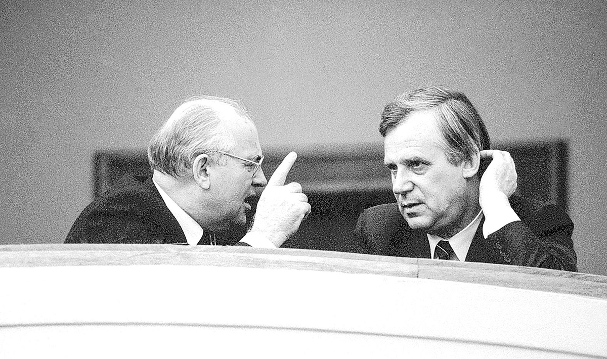 Горбачёв и Рыжков во время Первого съезда народных депутатов РСФСР, 1990 год. Уже не соратники, скорее враги / Владимир Завьялов / ИТАР-ТАСС