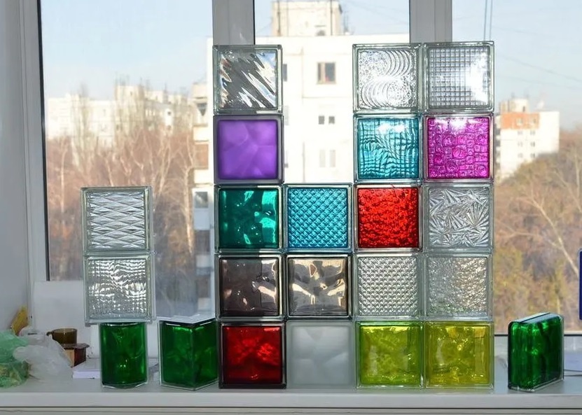 Разнообразие стеклоблоков поражает воображение, дешево и сердито можно изменить дизайн дома