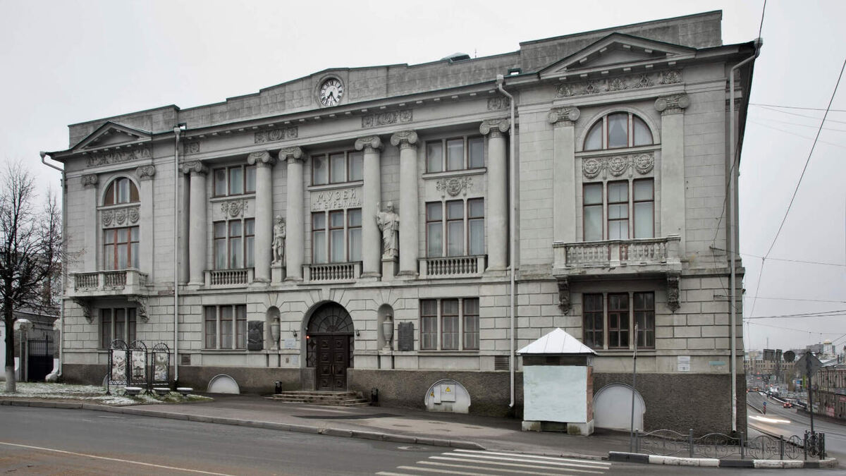     Фото: Shevchenko Andrey/Shutterstock/FOTODOM Музей промышленности и искусства основал фабрикант Д. Г. Бурылин, чтобы разместить свою коллекцию «древностей и редкостей», в которую входили книги, монеты, медали и многое другое