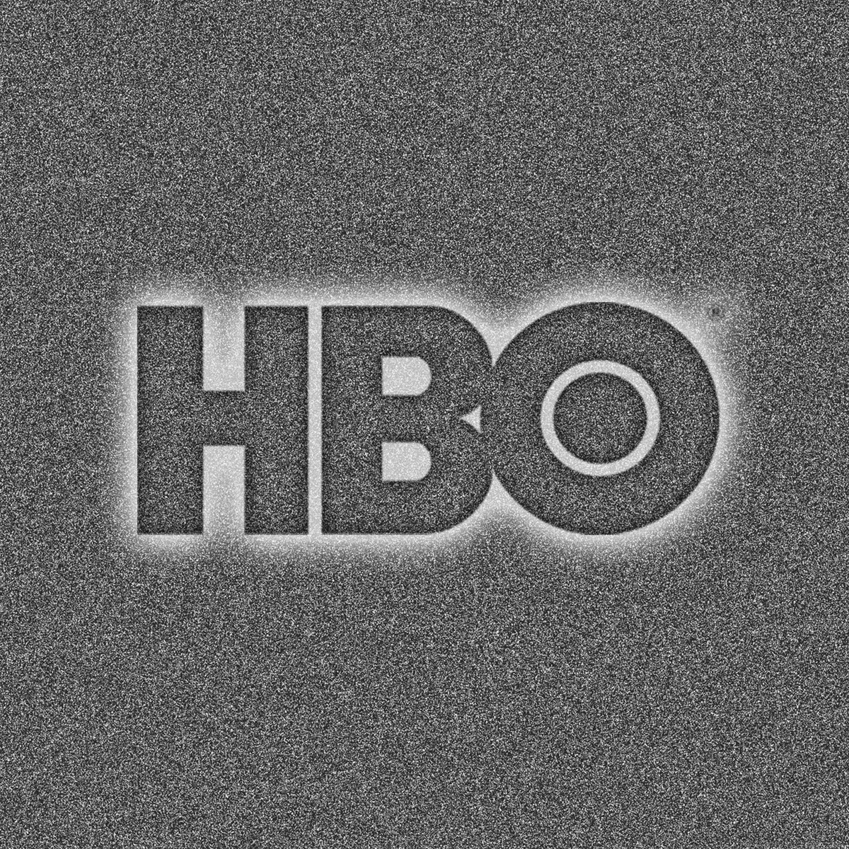 Знакомая миллионам зрителям заставка это аббревиатура американской телевизионной сети премиум-класса и сервиса, являющейся флагманской собственностью одноименной материнской компании Home Box Office, Inc., которая, в свою очередь, принадлежит Warner Bros. Discovery. 