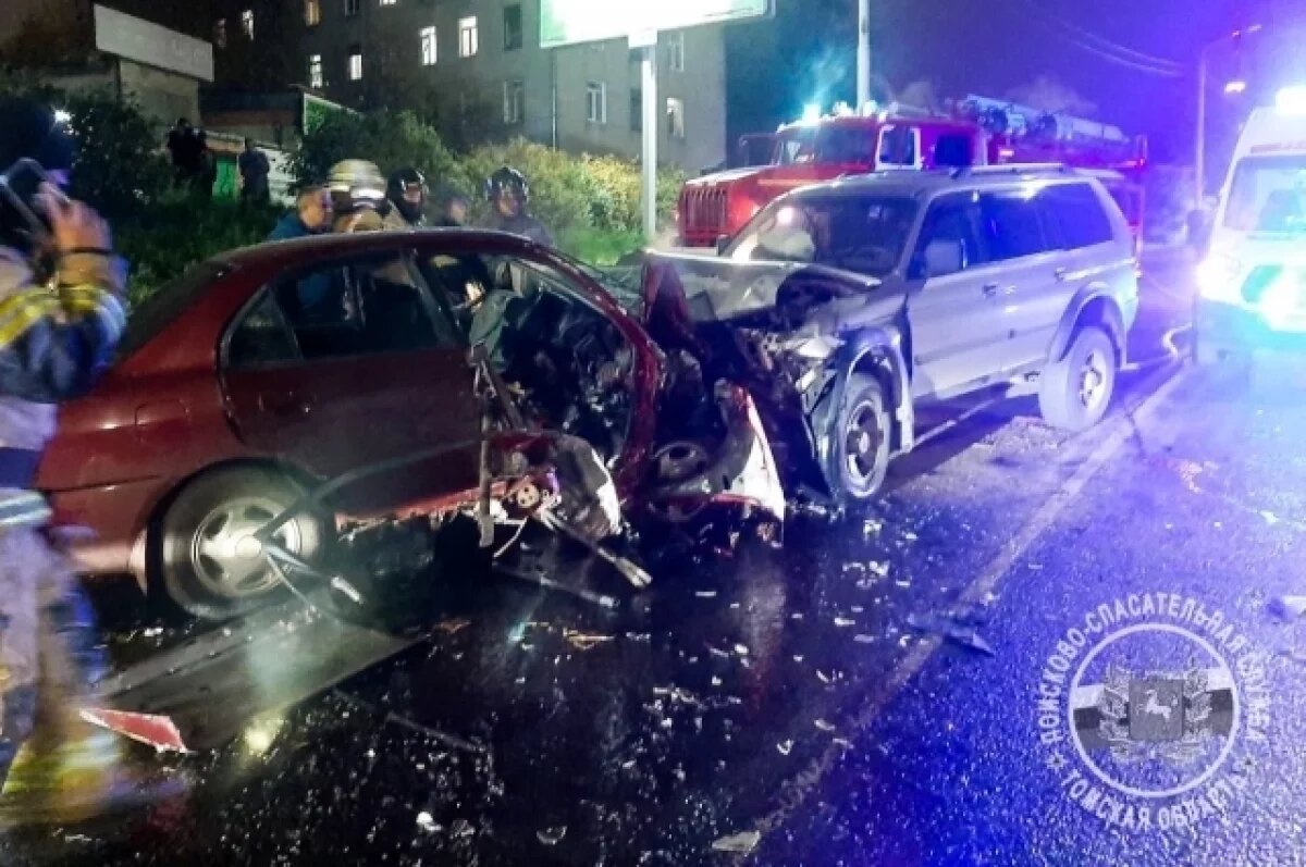    Человек застрял в машине из-за лобового столкновения в Томске