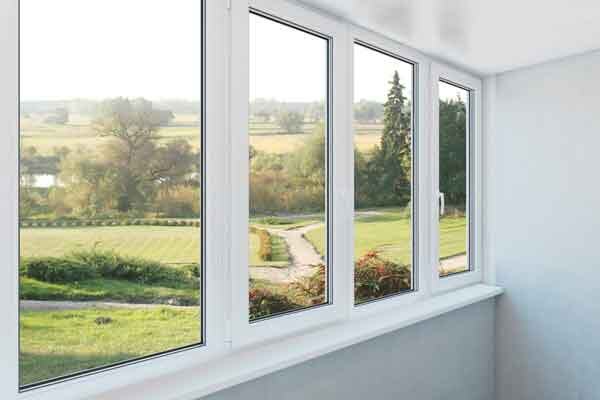 Примерно таким выглядит продукт, изготовленный на основе виниловых рамных элементов. С виду вполне приятное и привлекательное сооружение